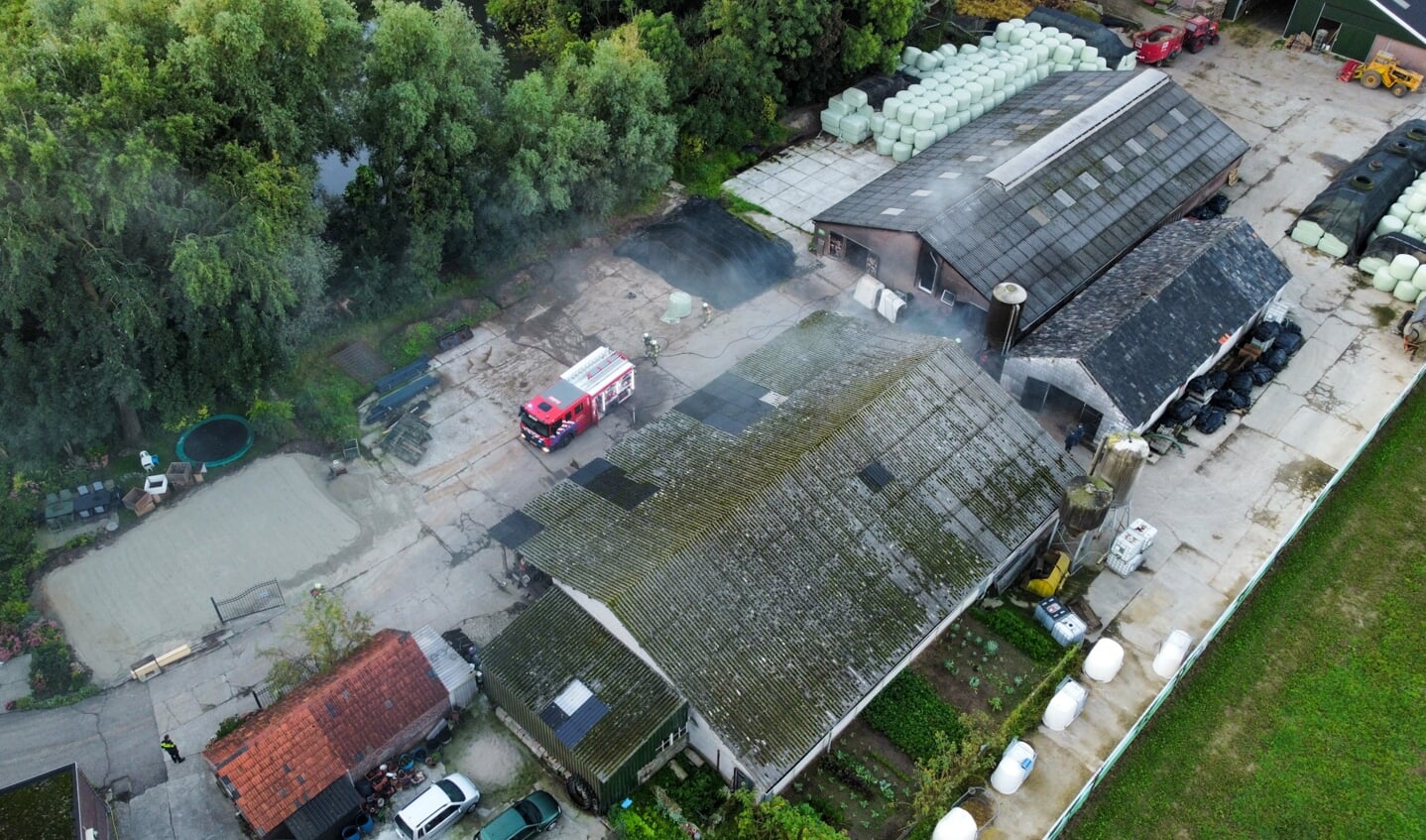 Flinke rookontwikkeling bij brand in schuur Oijen. (Foto: Gabor Heeres, Foto Mallo)