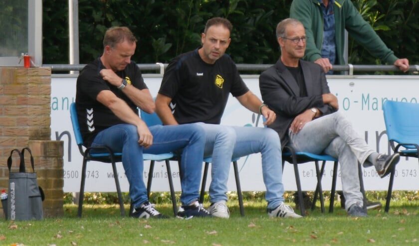 <p>SSS'18-trainer Michel Kuijpers (midden) hoopt dit seizoen te kunnen verrassen met zijn ploeg in de eerste klasse. 'We laten ons niet op voorhand afschrijven.' </p>