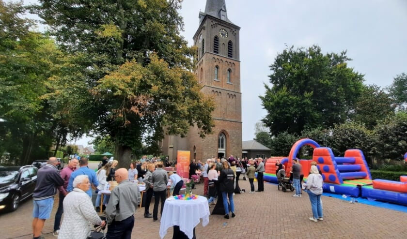 <p>De opening van de Macherse Tuintjesmarkt.</p>
