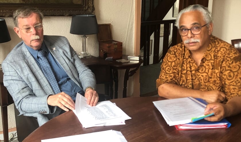 Advocaat Mr. A.A.J.L. van Elk de Freese neemt samen met Vincent Mastail, één van de kartrekkers uit de Molukse gemeenschap, het uitgewerkte plan door.