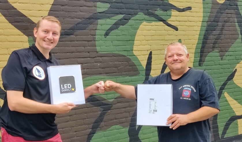 Antoon van Mil - voorzitter van Pétanque Union Bois le Duc - overhandigt de LED-breedstralers aan de voorzitter van Stichting Ouwestomp Jeroen Stam.
