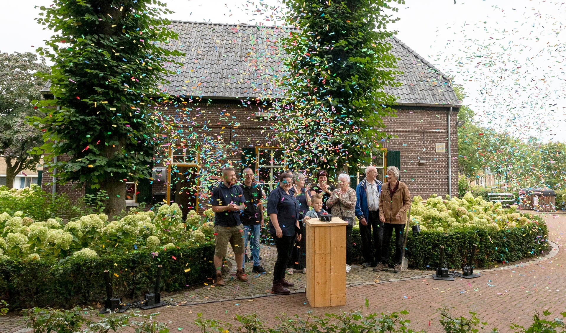 Onder luid applaus en veel confetti werd het nieuwe speeltoestel officieel geopend. 