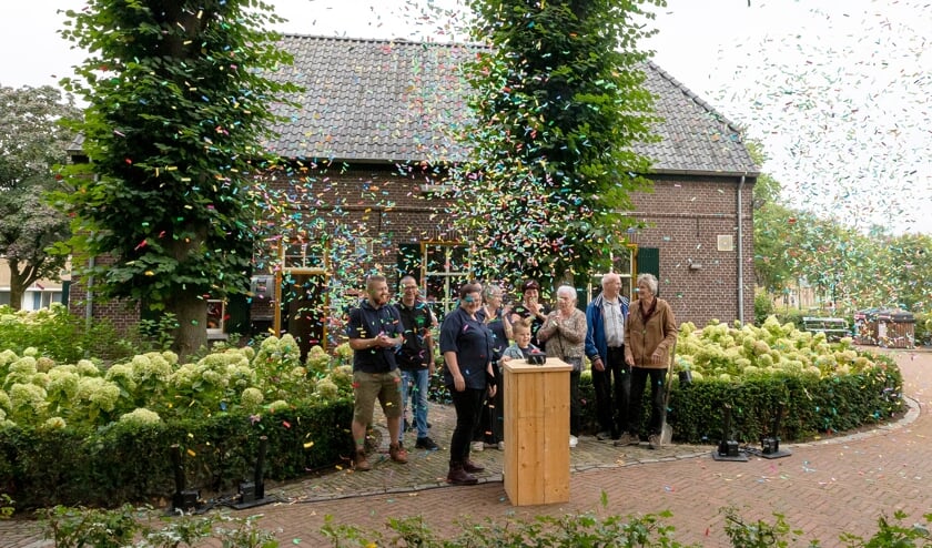 Onder luid applaus en veel confetti werd het nieuwe speeltoestel officieel geopend.