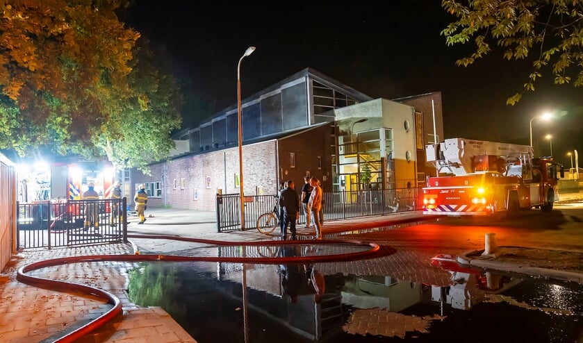 <p>De hulpdiensten bij de brand in de John F. Kennedyschool. (Foto: Gabor Heeres, Foto Mallo)</p>