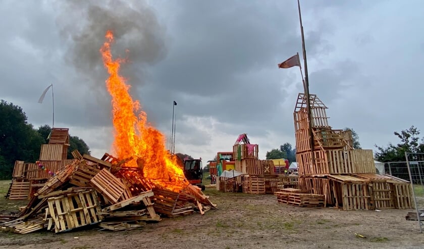 Zoals traditie wordt er afgesloten met een flinke brandstapel.