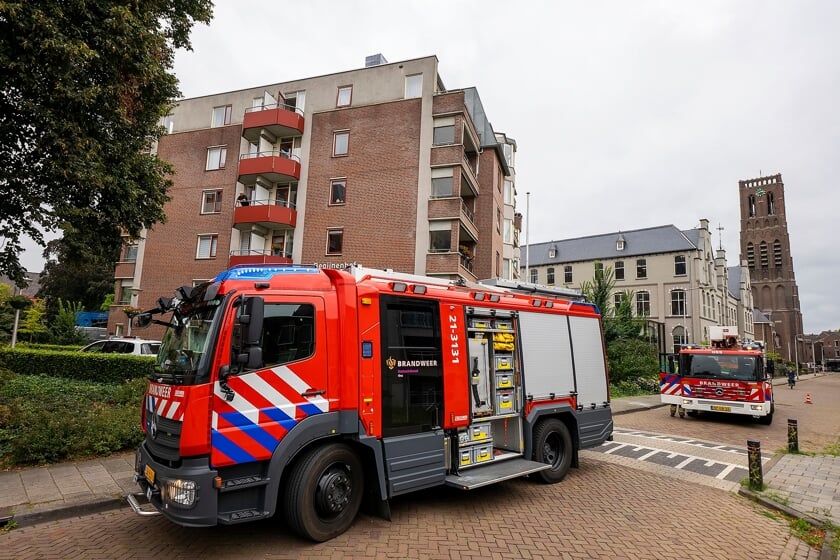 <p>De brandweer in de Begijnenstraat. (Foto: Gabor Heeres, Foto Mallo)</p>
