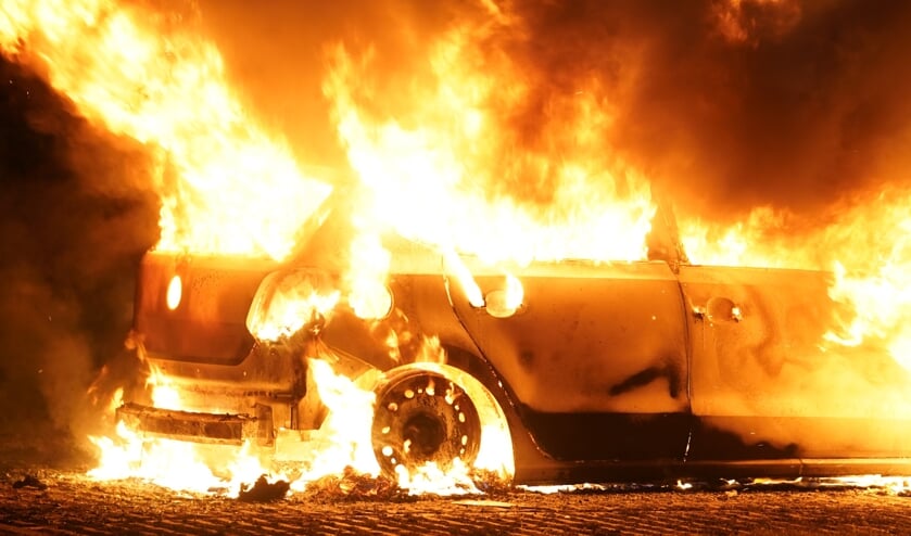 Autobrand in Rosa Parksweg in Oss. (Foto: Gabor Heeres, Foto Mallo)
