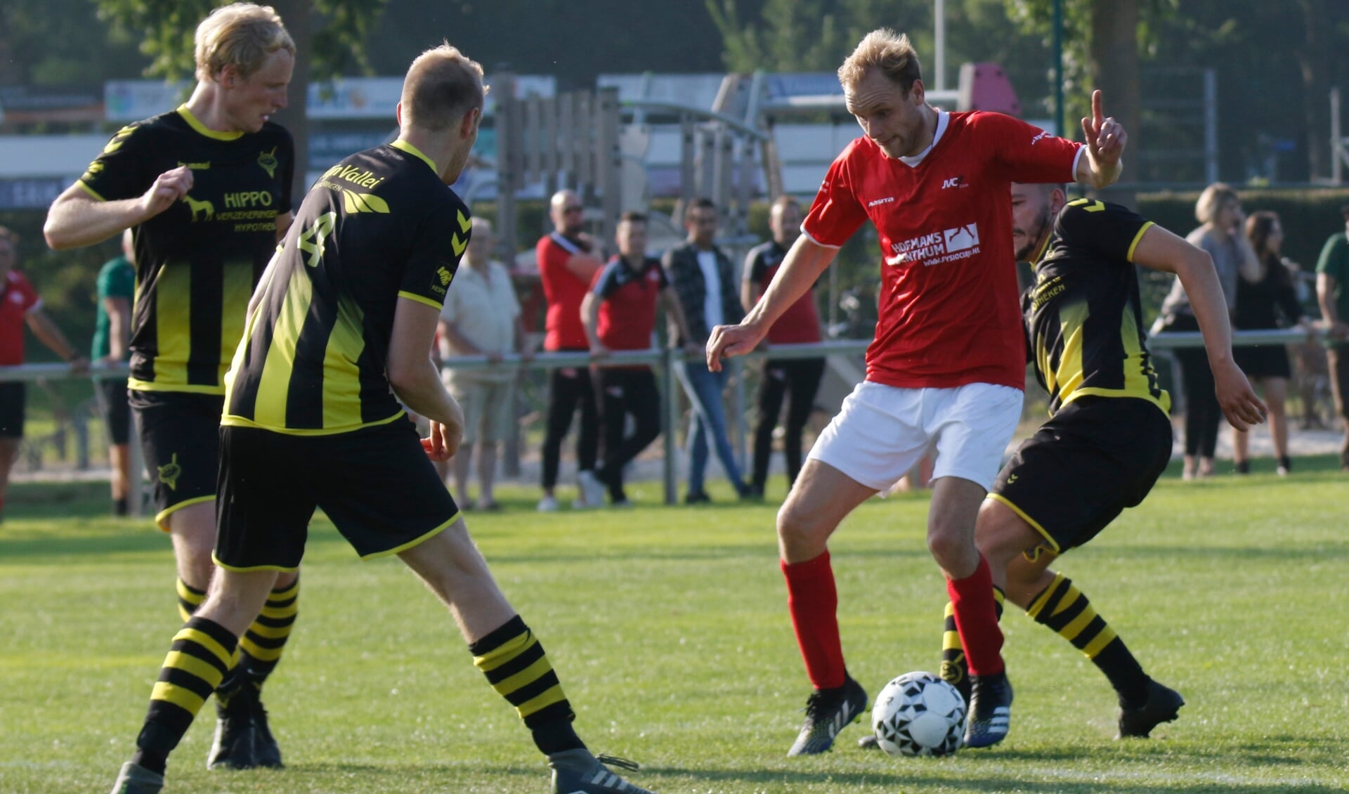 Jordi Toonen maakte twee goals voor JVC Cuijk tegen UNI VV.