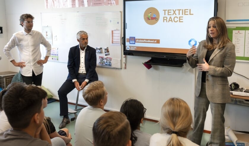 <p>De aftrap van de Textiel Race bij KC de Sprong in Rosmalen. V.l.n.r. Nando Zwambag (Textiel Race), Huub van Oorschot en Kimberley Van der Wal.</p>