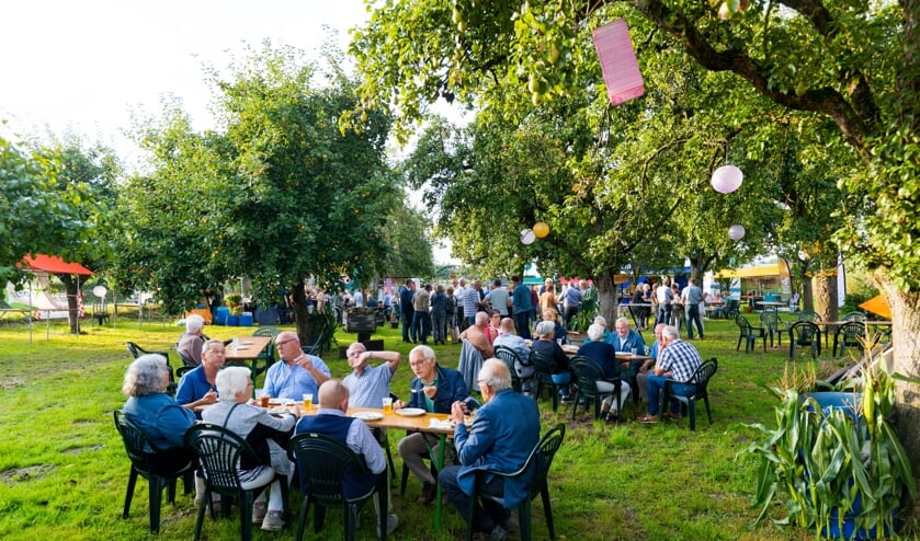 Het barbecuevlees smaakte bijzonder goed en het was een gezellig samenzijn in de sfeervolle boomgaard. (Foto: Van Zwol Fotografie)