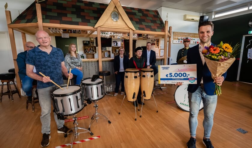 Drumfanfare Amantius uit Den Bosch neemt de cheque van 5.000 euro van VriendenLoterij in ontvangst. (Foto: Wendy van Bree)