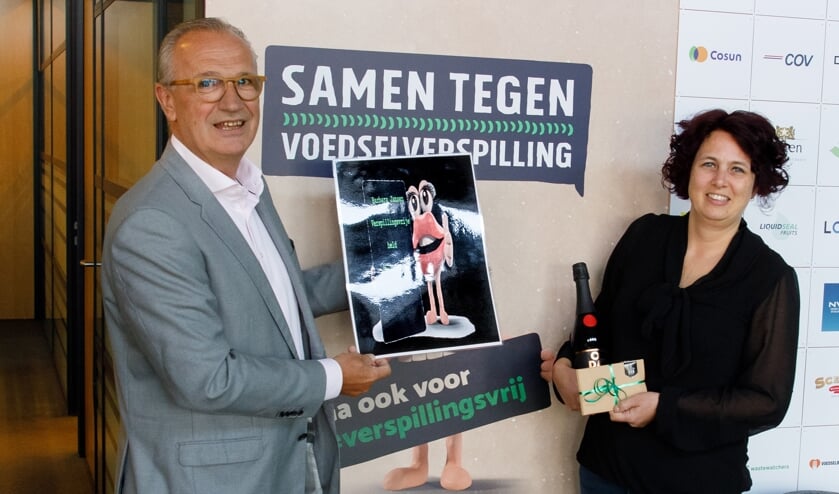 <p>Barbara Jansen (L) wordt gefeliciteerd door Jan Goijaarts (R).</p>