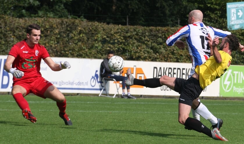 <p>Doelman Ralph Vos (links) hield UDI'19 in Klein-Zundert overeind met enkele reddingen.</p>