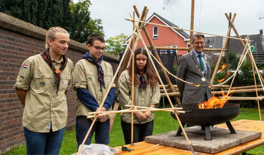 Toen het touw eenmaal was doorgebrand was den tentoonstelling officieel geopend.