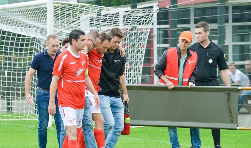<p>Thijs van Sleeuwen moest in de eerste helft vanwege een ernstige knieblessure<br>het veld verlaten. Een fikse aderlating voor de club uit Venhorst.</p>