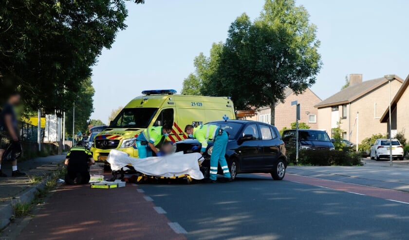 Een fietser is aangereden op de kruising Stint Janstraat - Eikenwal in Ottersum.
