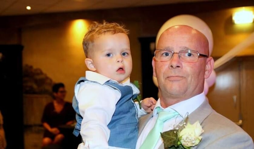 <p>Bij Dorus Trum uit Den Bosch staat familie altijd op de eerste plek. Op de foto poseert hij met zijn kleinzoon.</p>
