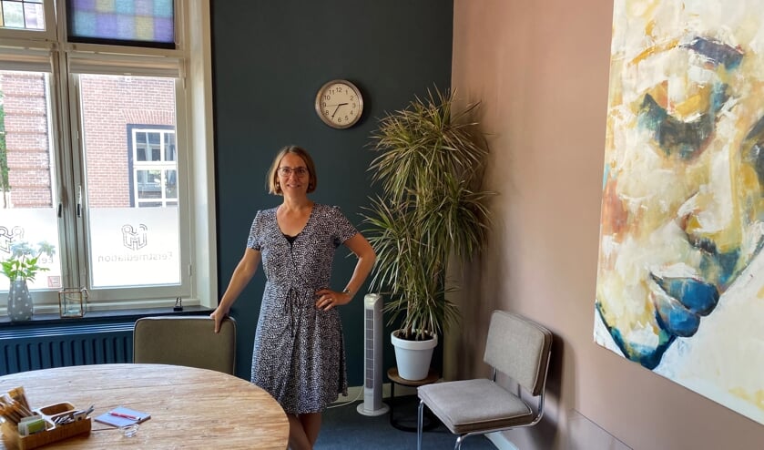 <p>Rianne Hillenaar van Eerstmediation.nl in haar 'huiselijke' kantoor in het oude gemeentehuis van Beers.</p>