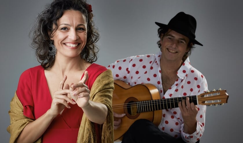 Monica en Manito geven een kampvuurconcert in Holthees.