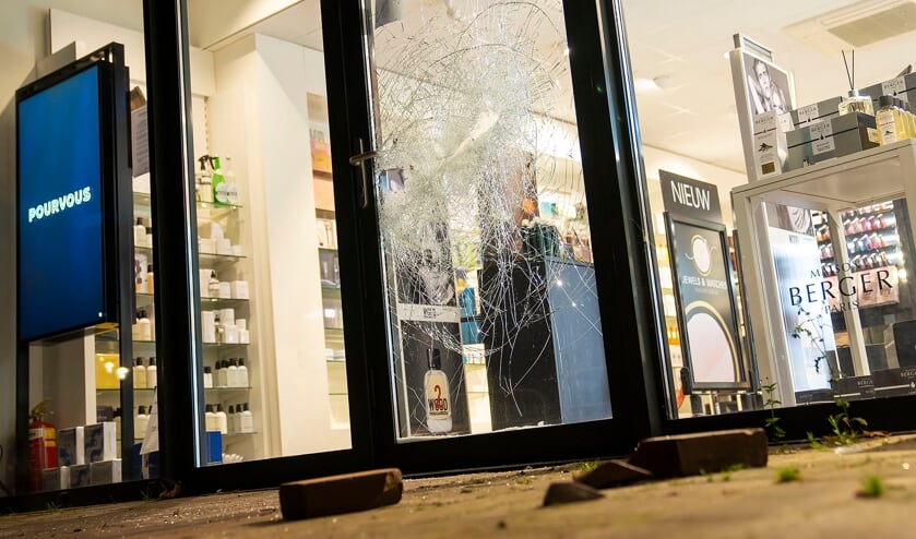 Inbraak in Heesche parfumerie. (Foto: Gabor Heeres, Foto Mallo)