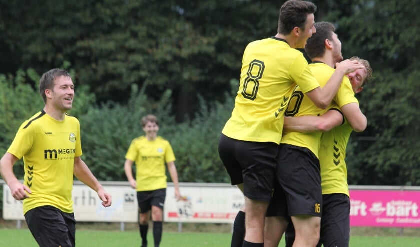 <p>Vreugde bij de spelers van Astrantia na een doelpunt tegen WHV.</p>