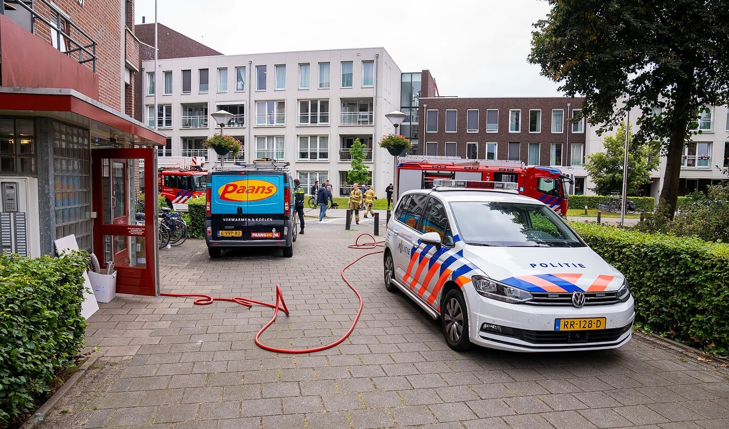 De brandweer in de Begijnenstraat. (Foto: Gabor Heeres, Foto Mallo)