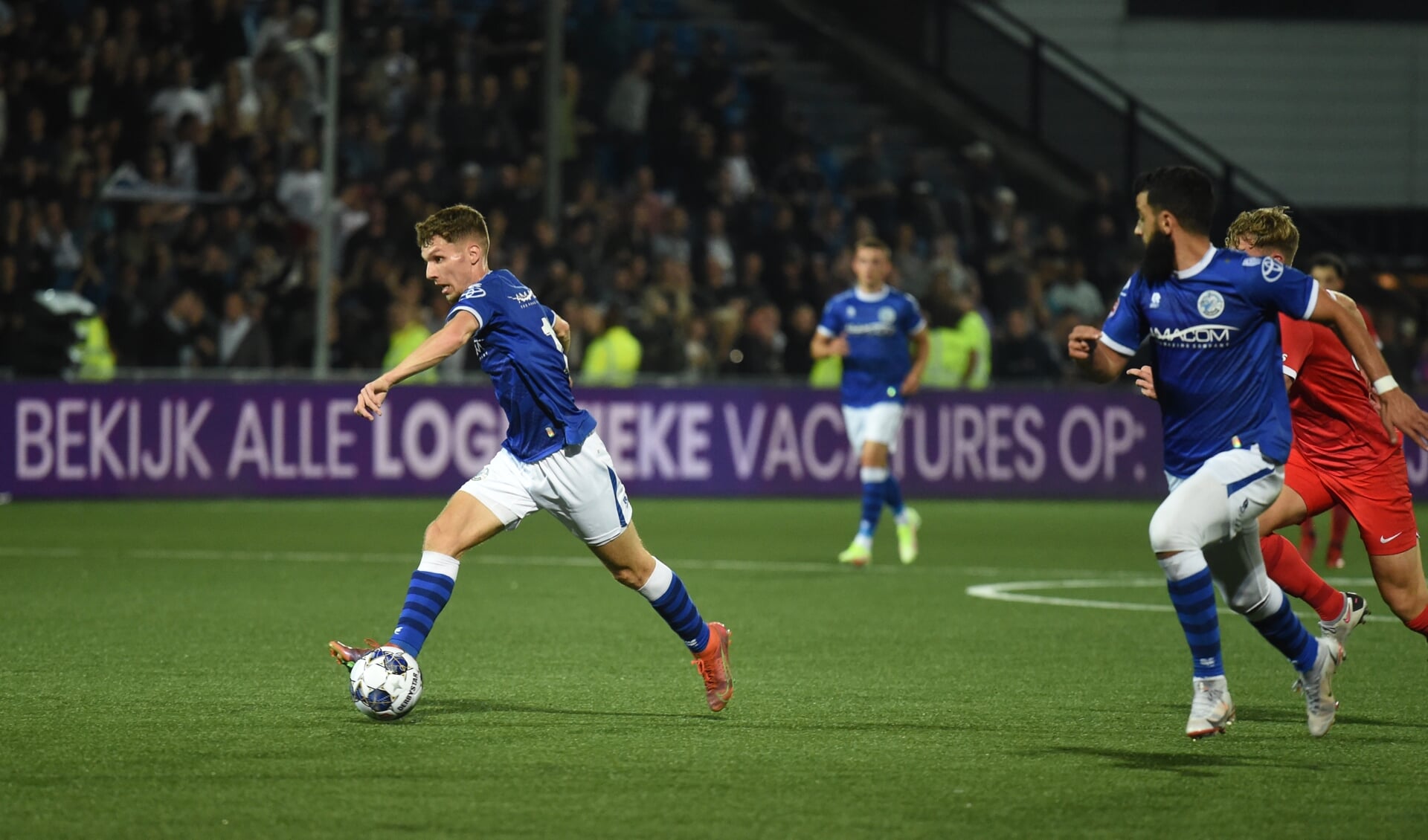Roy Kuipers (links) tekende voor beide doelpunten in de thuiswedstrijd tegen Jong AZ die uiteindelijk met 2-1 gewonnen werd. Een welkome opsteker voor FC Den Bosch na vier nederlagen op rij. (Foto: Henk van Esch)