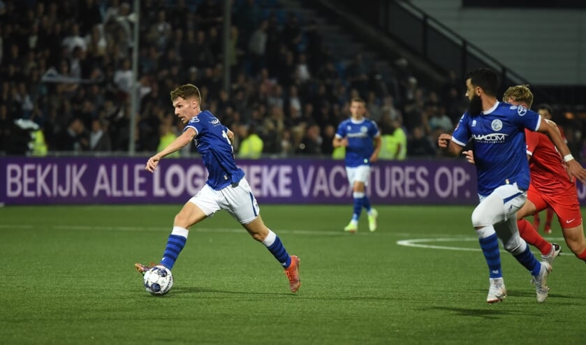<p>Roy Kuipers (links) tekende voor beide doelpunten in de thuiswedstrijd tegen Jong AZ die uiteindelijk met 2-1 gewonnen werd. Een welkome opsteker voor FC Den Bosch na vier nederlagen op rij. (Foto: Henk van Esch)</p>