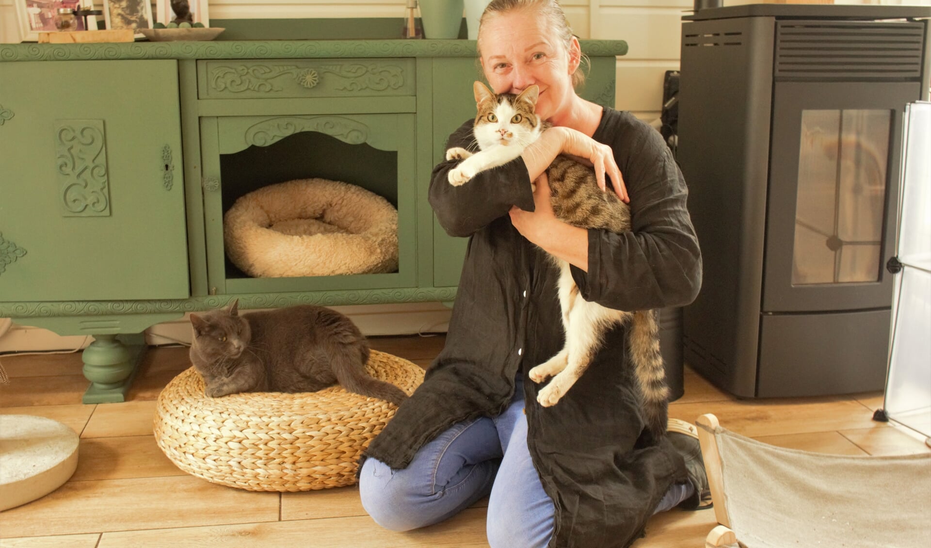 In haar Katshuisch zorgt Arianne de Jong voor drieëntwintig gehandicapte katten, waaronder Bart en Jolanda.