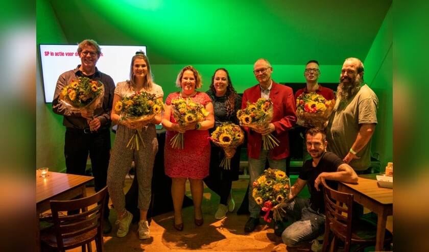 <p>Bregje van Lieshout (3e van links) wil samen met de rest van haar partij zich inzetten voor de mensen die minder vaak gehoord worden.</p>