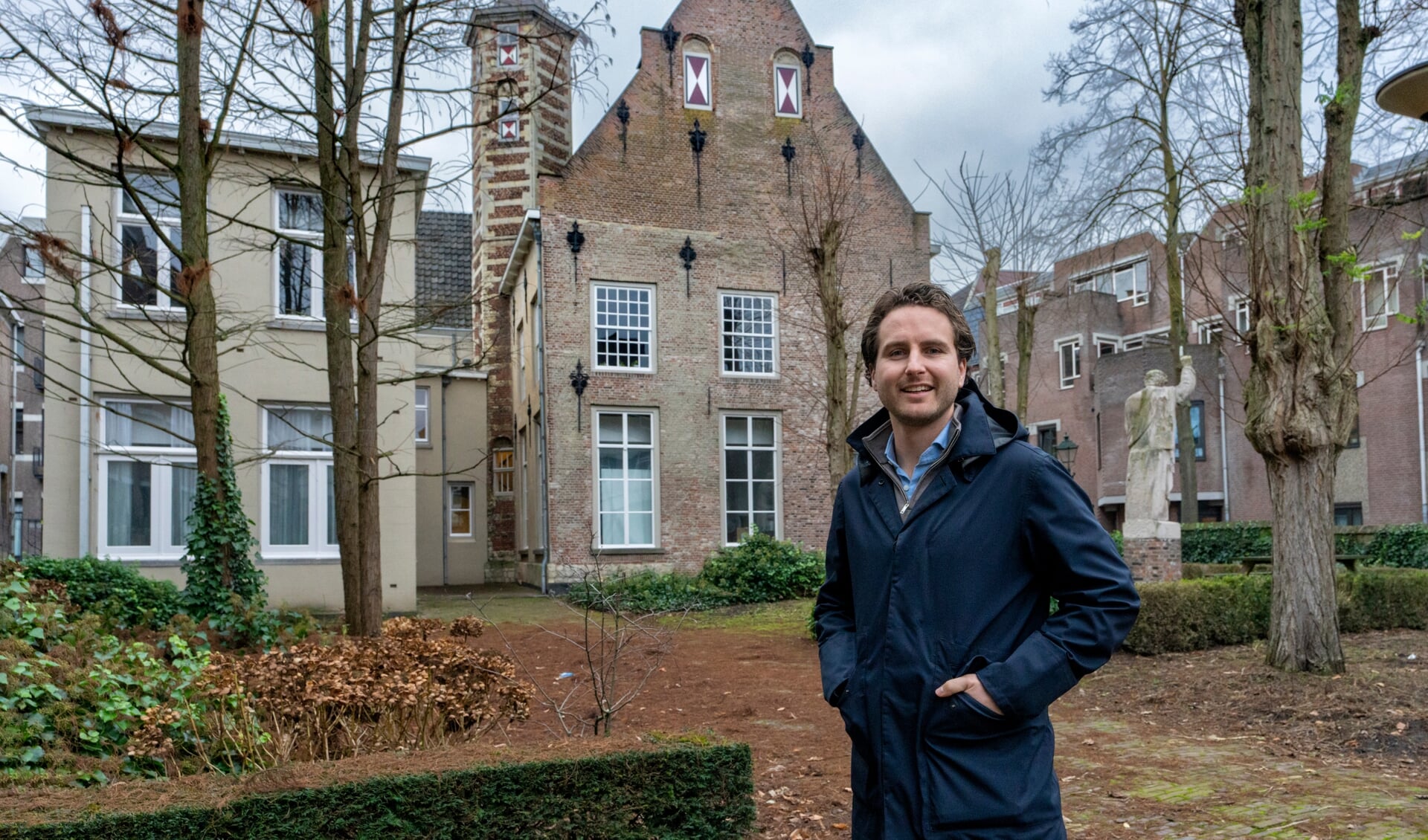 Rogier Rombouts van vastgoedontwikkelaar Boelens de Gruyter poseert bij het voormalige refugiehuis in Den Bosch.