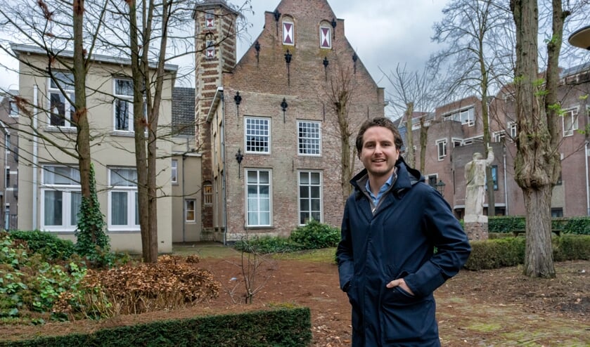 <p>Rogier Rombouts van vastgoedontwikkelaar Boelens de Gruyter poseert bij het voormalige refugiehuis in Den Bosch.</p>  