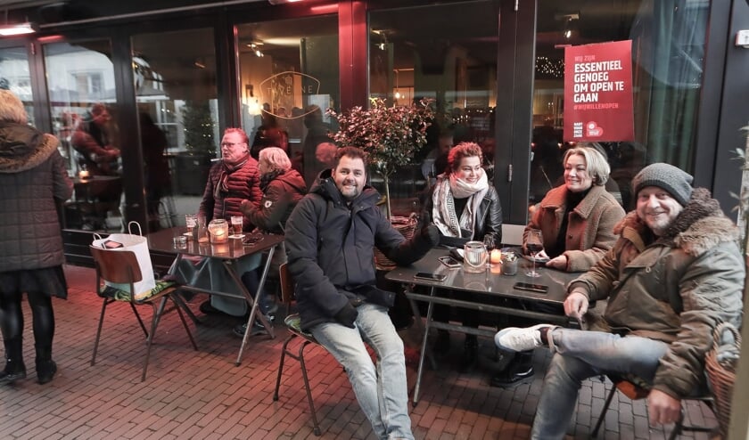 <p>Bezoekers van het Osse centrum. (Foto: Hans van der Poel)</p>