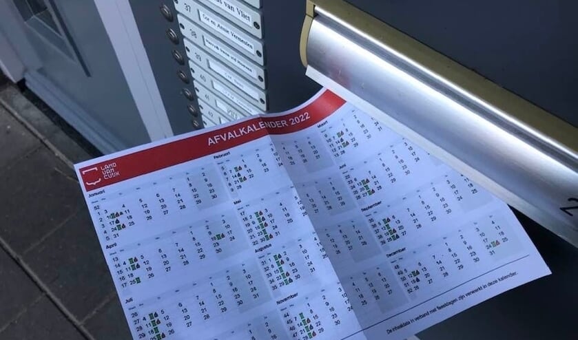 In Cuijk-Noord werd door Peter Hendriks en Nevzat Karakus de Afvalkalender 2022 zelf rondgebracht.