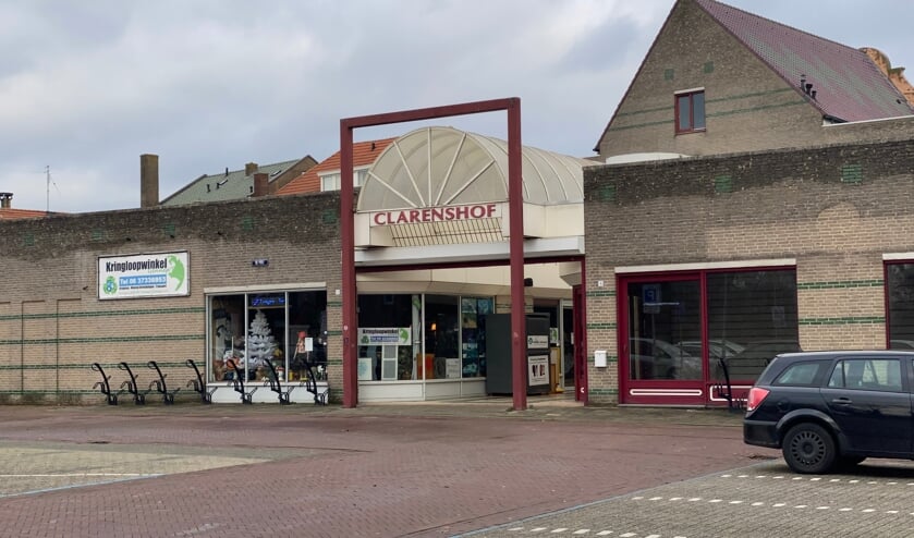 <p>Winkelpassage Clarenshof tussen Zandstraat en De Poel ondergaat een facelift. In fasen komen er appartementen.</p>
