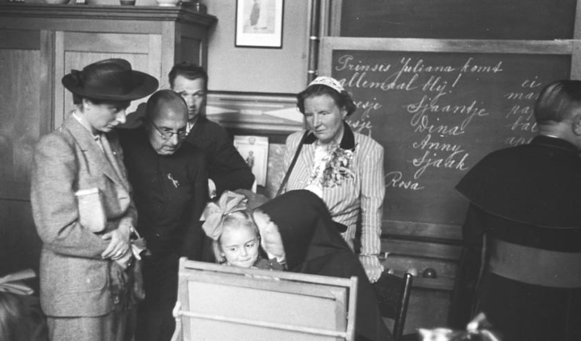 <p>Prinses Juliana brengt op 6 juni 1946 een bezoek aan het Doofstommeninstituut in Sint-Michielsgestel. (Fotopersbureau Het Zuiden)</p>