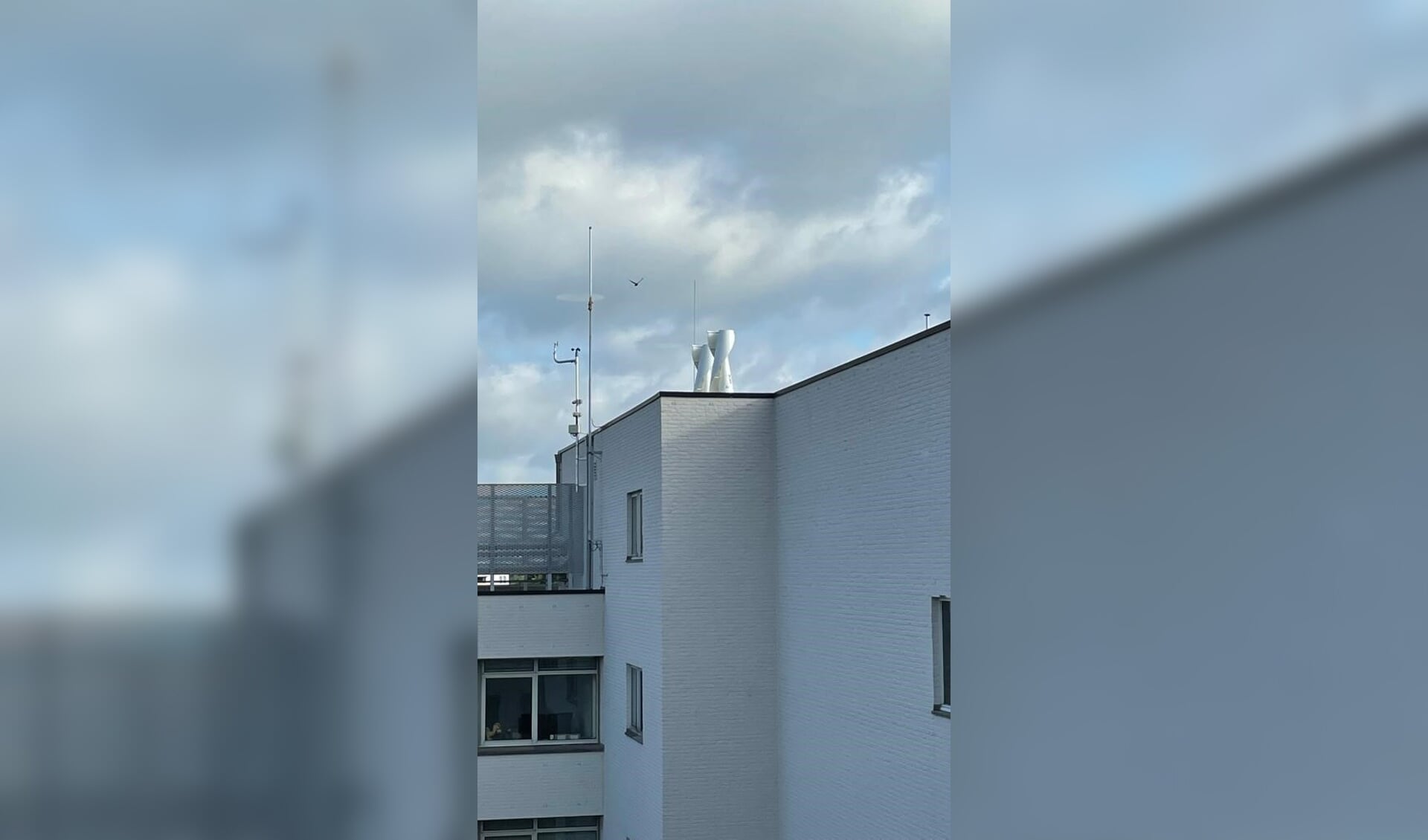 Kleine windturbines op het dak van het gemeentehuis