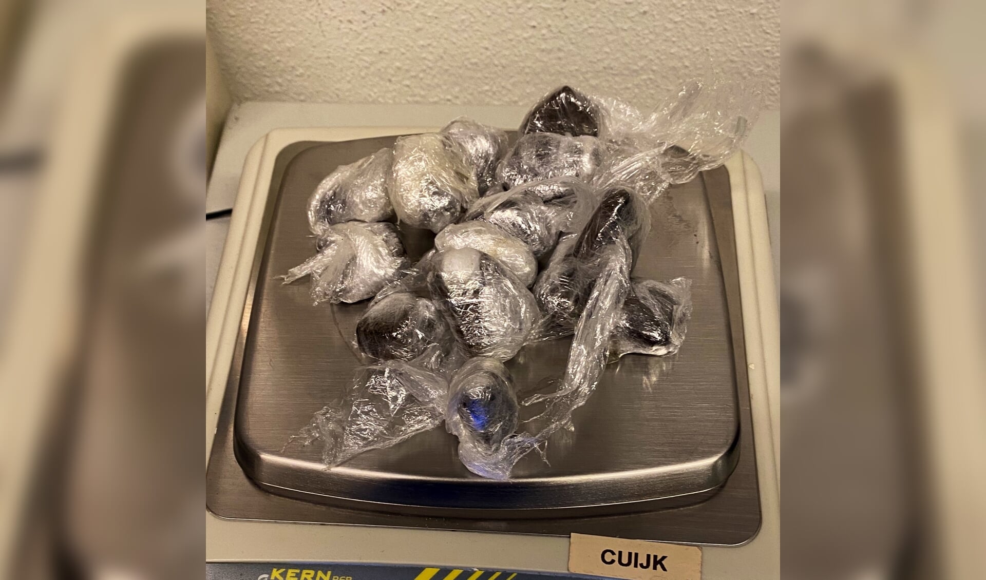 Hoeveelheid drugs in beslaggenomen bij een in Haps aan de kant gezette automobilist.