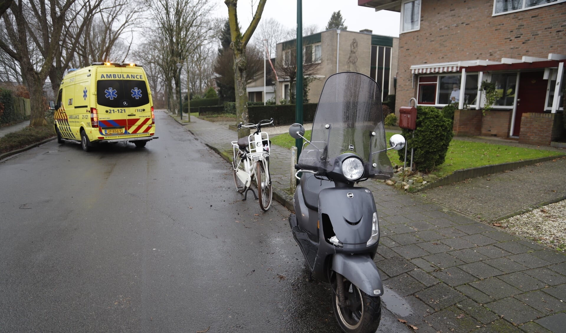 Bij een ongeluk tussen een scooterrijdster en een fietsster zijn vanochtend in Cuijk twee jonge meiden lichtgewond geraakt.