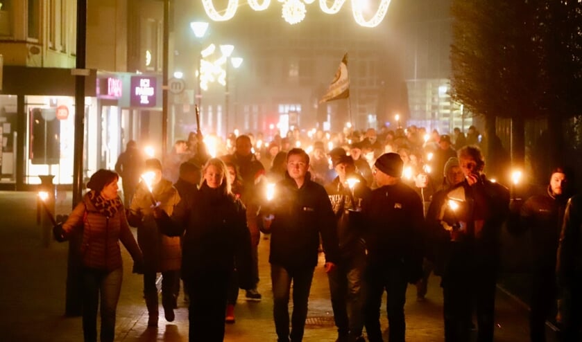 De fakkeltocht trok door het centrum van Boxmeer.