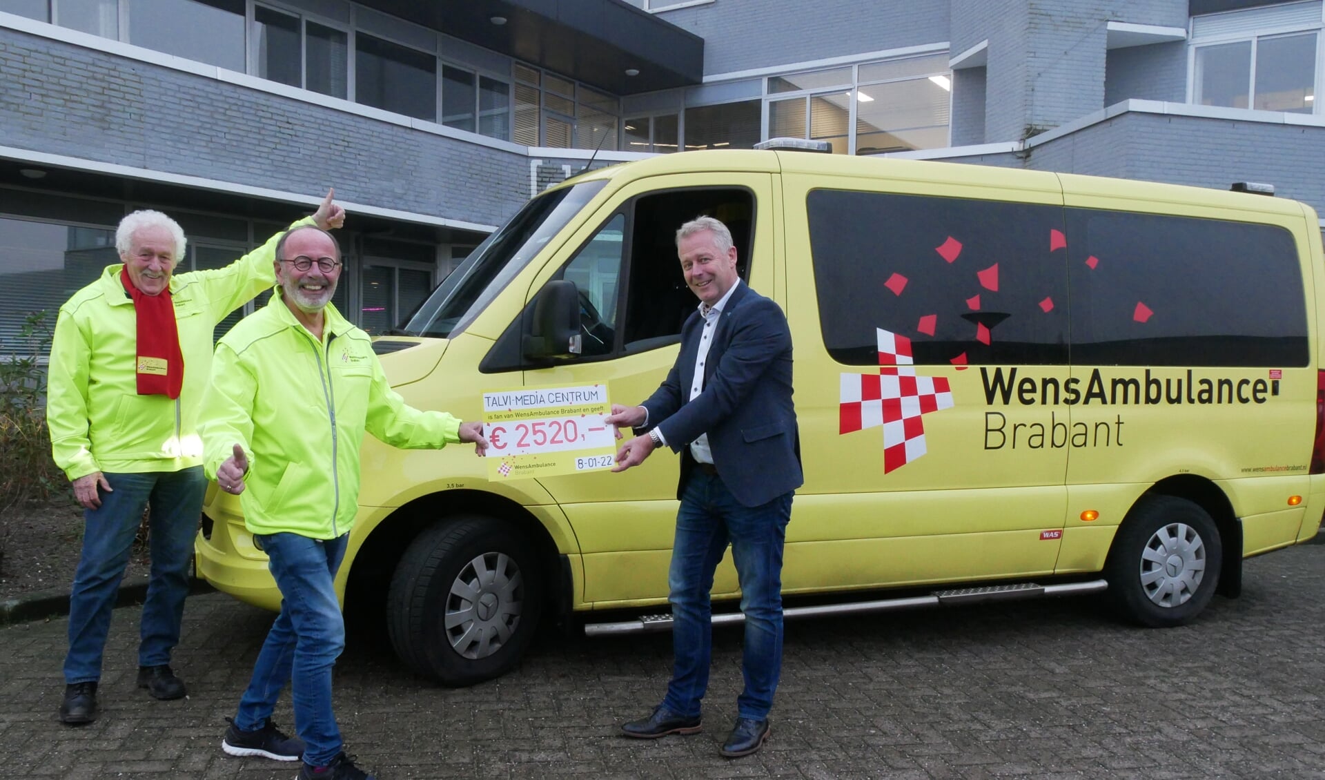Chauffeurs Albert van Maasakkers en Barry van Brakel nemen namens WensAmbulance Brabant de cheque in ontvangst uit handen van Jeroen van der Horst van Talvi Mediacentrum.