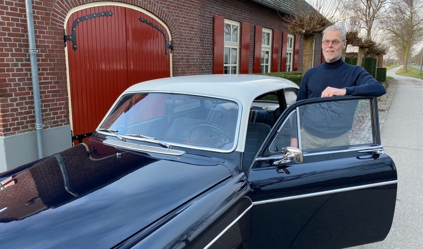 <p>Ad de Cock naast zijn Volvo Amazone uit 1967. 'De auto kan nog prima mee in het huidige verkeer.'</p>  