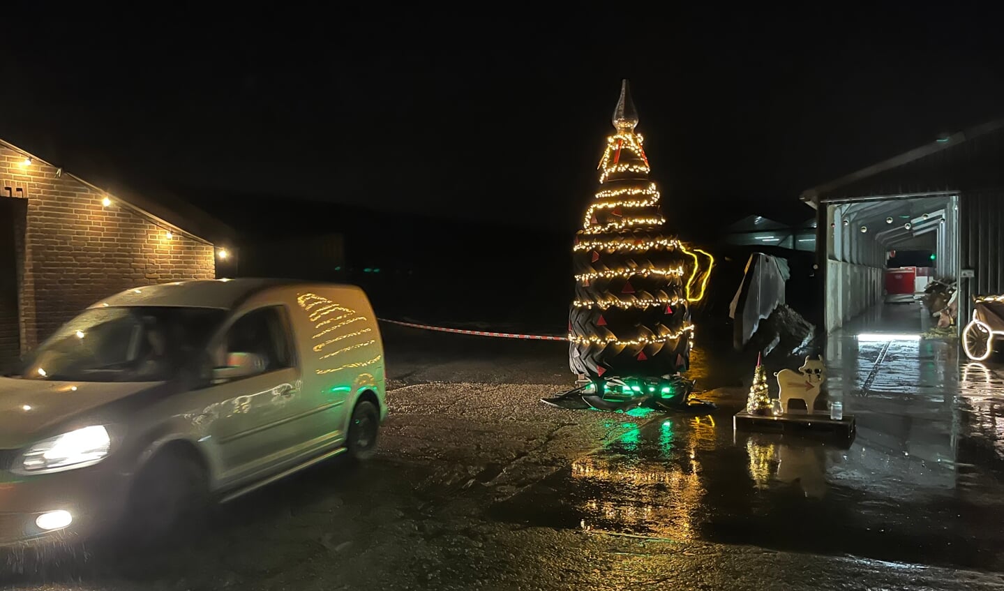 Een prachtige kerstboom van tractorbanden was een van de creatieve erfversieringen. 