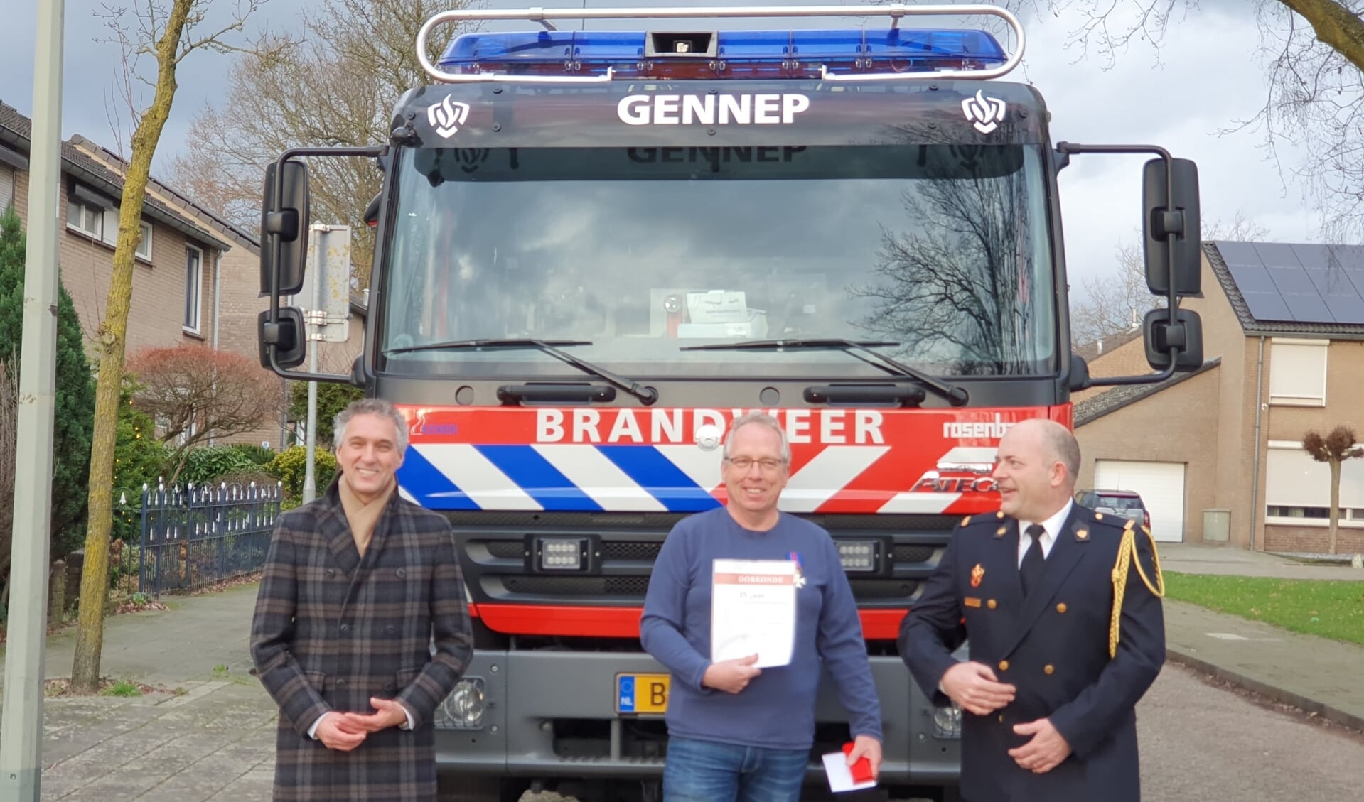 Brandweerman Barend van der Venne werd gehuldigd met het lidmaatschap van 35 jaar.