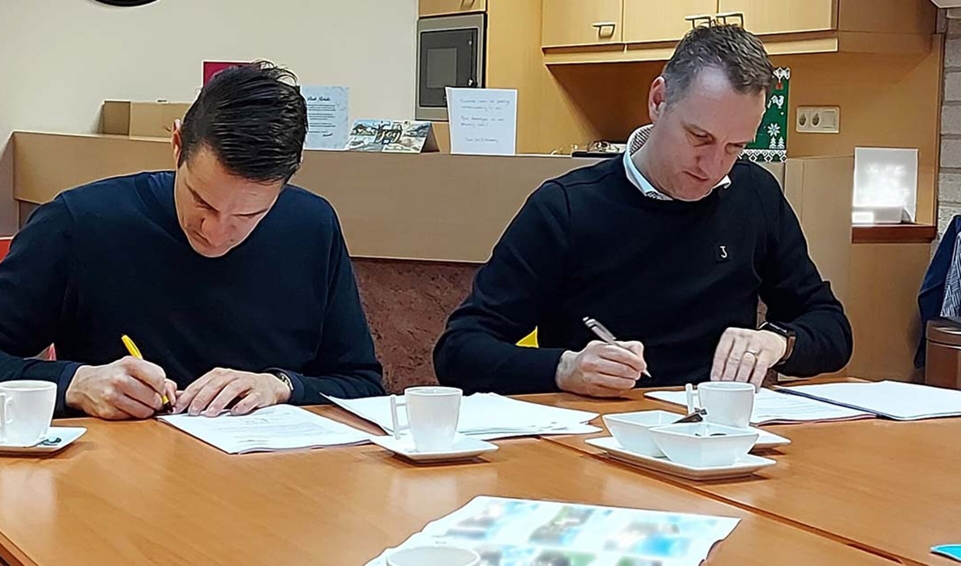 Maarten en Twan Weemen ondertekening de overeenkomst voor de nieuwbouw van het familiebedrijf in Haps.