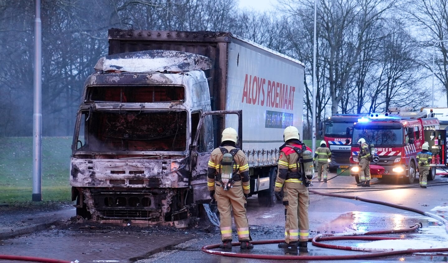 Vrachtwagen uitgebrand bij tankstation Ganzenven