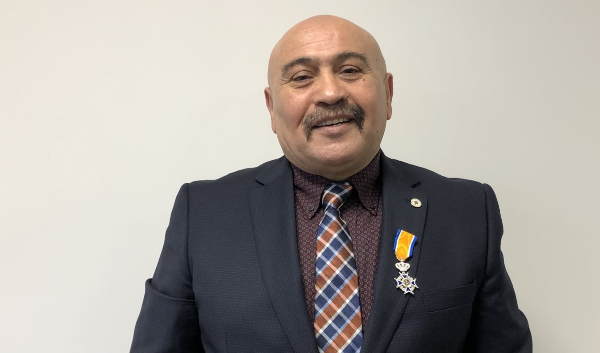 De heer Ali Alicikus (60) uit Den Bosch is afgelopen vrijdag bij Koninklijk Besluit benoemd tot Lid in de Orde van Oranje-Nassau.