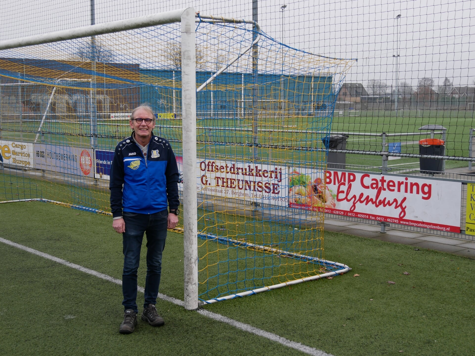 Willy van den Hoogen op het hoofdveld van Berghem Sport.