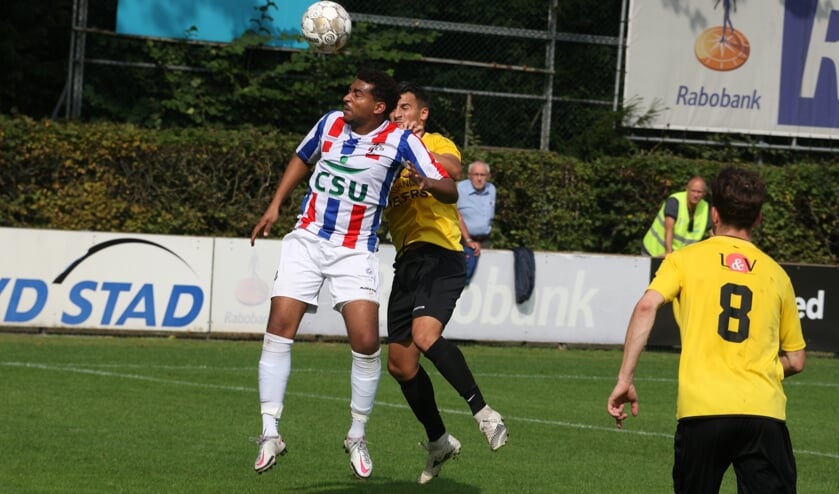 <p>Jaouad Chraou in actie namens UDI'19 in het duel met SV Meerssen.</p>  