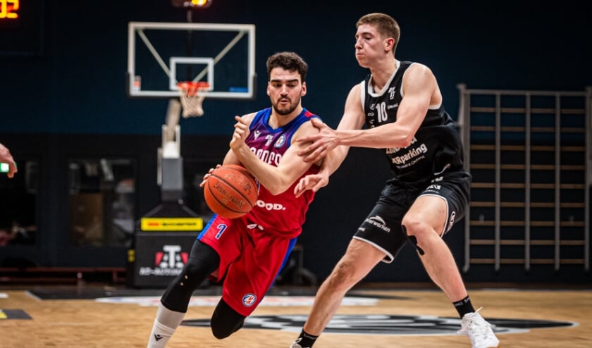 <p>Edon Maxhuni (Heroes Den Bosch) in duel met Neil Mastic van Basketbal Academie Limburg.</p>  